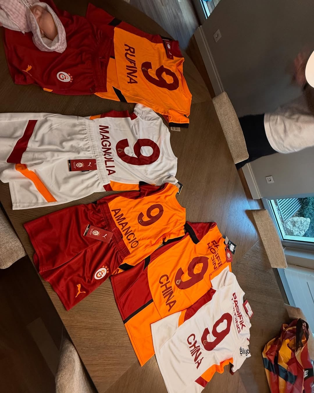 Las remeras de Galatasaray que lucieron los hijos de Vicuña, su hermana Rufina y su mamá el domingo pasado (Instagram)