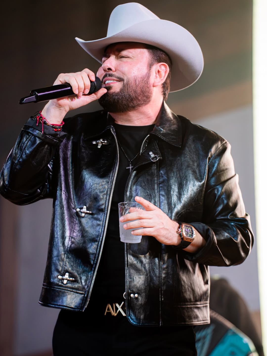 El cantante de regional mexicano Roberto Tapia en una emotiva presentación, donde reapareció públicamente y compartió una de las confesiones más difíciles de su carrera. (Instagram: Roberto Tapia)