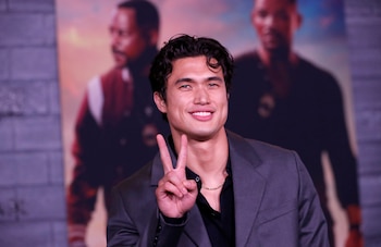 Charles Melton también conforma el