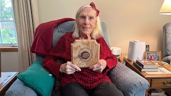 Su hermano murió a los 23 años en la Segunda Guerra Mundial y nunca encontraron su cuerpo: 83 años después, ella recibió sus placas militares