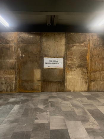 El cierre formal de pasillos laterales y rutas alternas alrededor del centro ha cambiado la circulación habitual de los usuarios. (Foto: Raúl A. González/Infobae México)