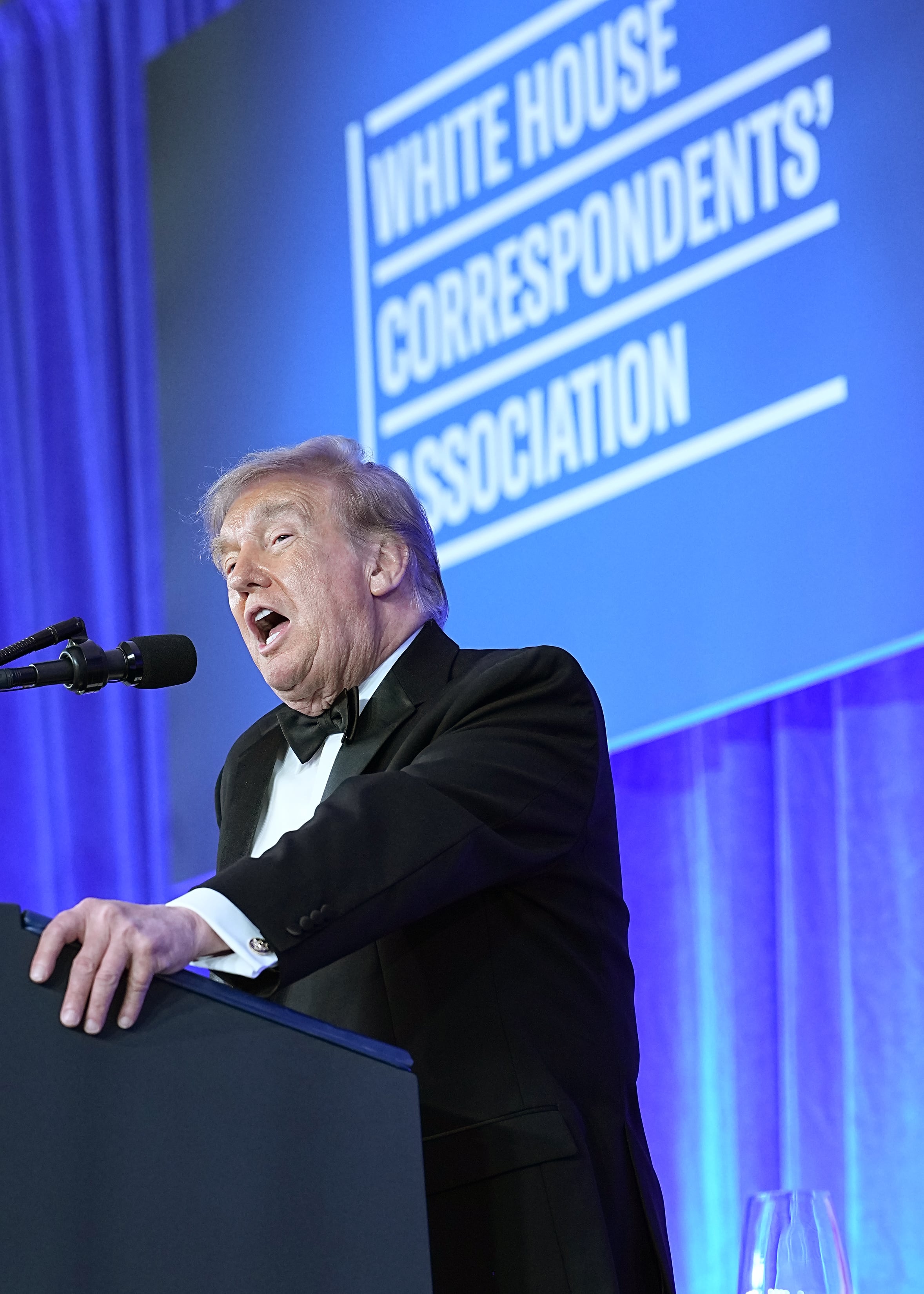 En la gala de corresponsales, Trump lanza insultos personales