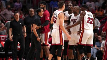 MIAMI, FLORIDA - MARCH 23: Head coach Erik Spoelstra of the Miami Heat yells at Jimmy Butler #22 during a timeout in the second half against the Golden State Warriors at FTX Arena on March 23, 2022 in Miami, Florida. NOTE TO USER: User expressly acknowledges and agrees that, by downloading and or using this photograph, User is consenting to the terms and conditions of the Getty Images License Agreement. Eric Espada/Getty Images/AFP (Photo by Eric Espada / GETTY IMAGES NORTH AMERICA / Getty Images via AFP)