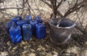 Fueron asegurados bidones, costales, reactores