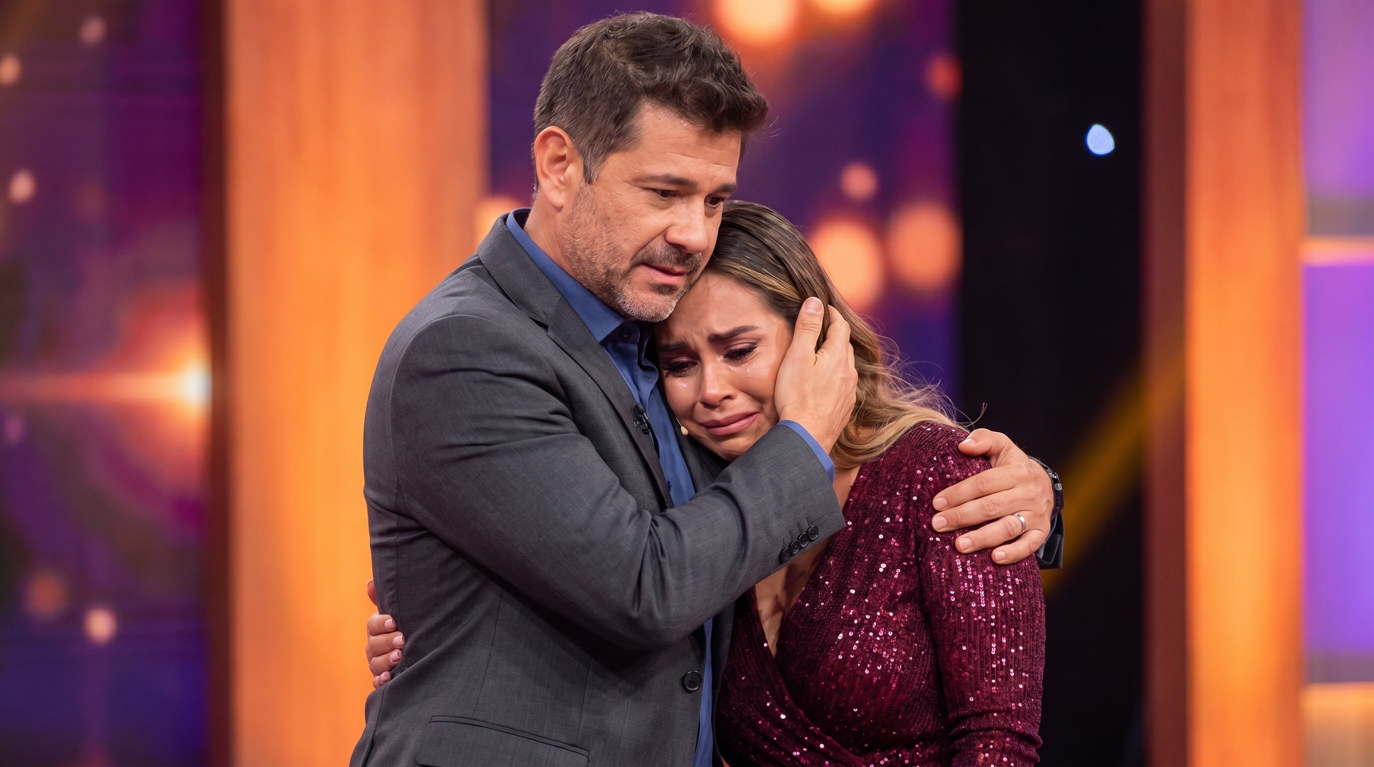 Yaco Eskenazi consuela a Ethel Pozo, quien no pudo contener las lágrimas tras la emotiva despedida del conductor de La Granja Vip, generando un debate en redes sociales. (Imagen Ilustrativa Infobae)