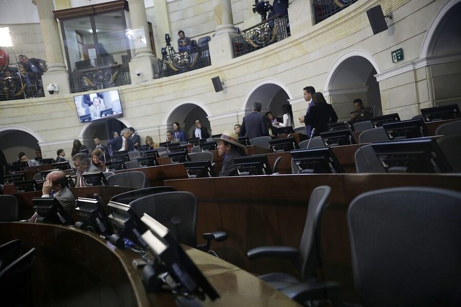 La baja asistencia en el recinto impidió que el debate avanzara hasta las respuestas de los funcionarios citados. - crédito Colprensa-Sergio Acero
