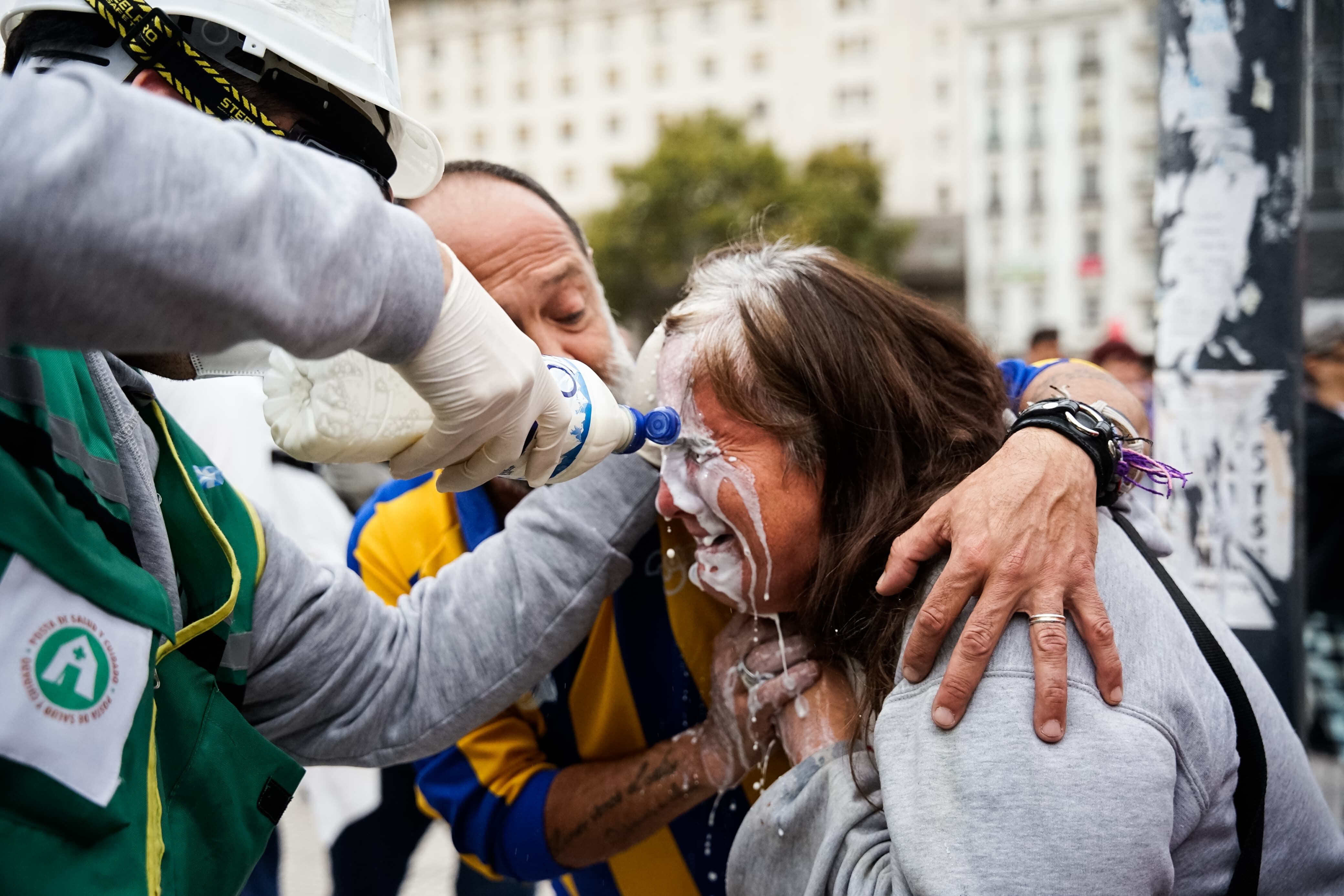 Los manifestantes recibieron gases de la policía, que aplicó una vez más el protocolo antipiquetes en el Congreso (RS Fotos)