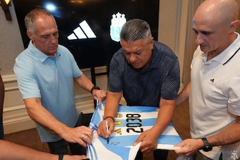 Tapia firma una de las