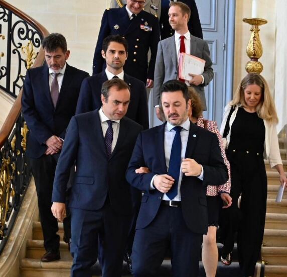 El ministro de Defensa, Luis Petri, junto a su entonces par francés, Sébastien Lercornu. Atrás, el embajador argentino en Francia, Ian Sielecki