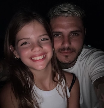 Mauro Icardi y sus hijas para año nuevo