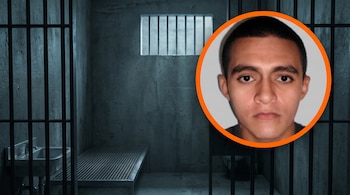 Celda de prisión con barrotes, catre de metal y lavamanos, una ventana enrejada y el rostro de un hombre joven en un círculo con borde naranja.