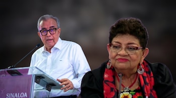 Un hombre de cabello gris y camisa blanca habla en un podio con logo de Sinaloa, mientras una mujer con gafas rojas y collar rojo posa en primer plano.