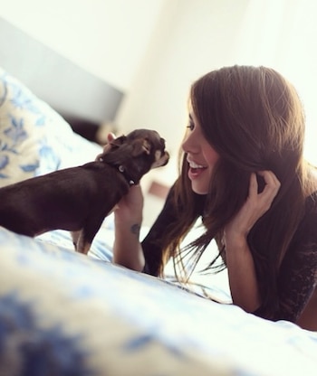 Jimena Sánchez y su perrita Ramonita