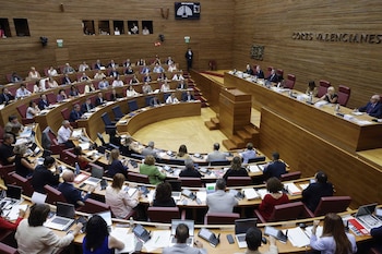 17/06/2026 Hemiciclo durante una sesión plenaria en Les Corts Valencianes, a 17 de junio de 2026, en Valencia, Comunidad Valenciana (España). Pérez Llorca ha acudido hoy a una sesión ordinaria del pleno de Les Corts cuando tiene lugar en los alrededores varias protestas simultáneas de Taxistas, patronal de VTC, docentes de la concertada, el sector social y la Xarxa pel Finançament.
POLITICA
Rober Solsona - Europa Press