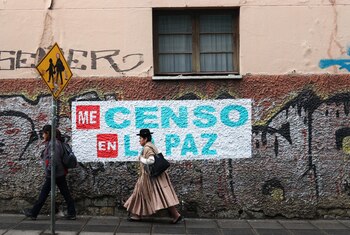 Una mujer aimara camina frente
