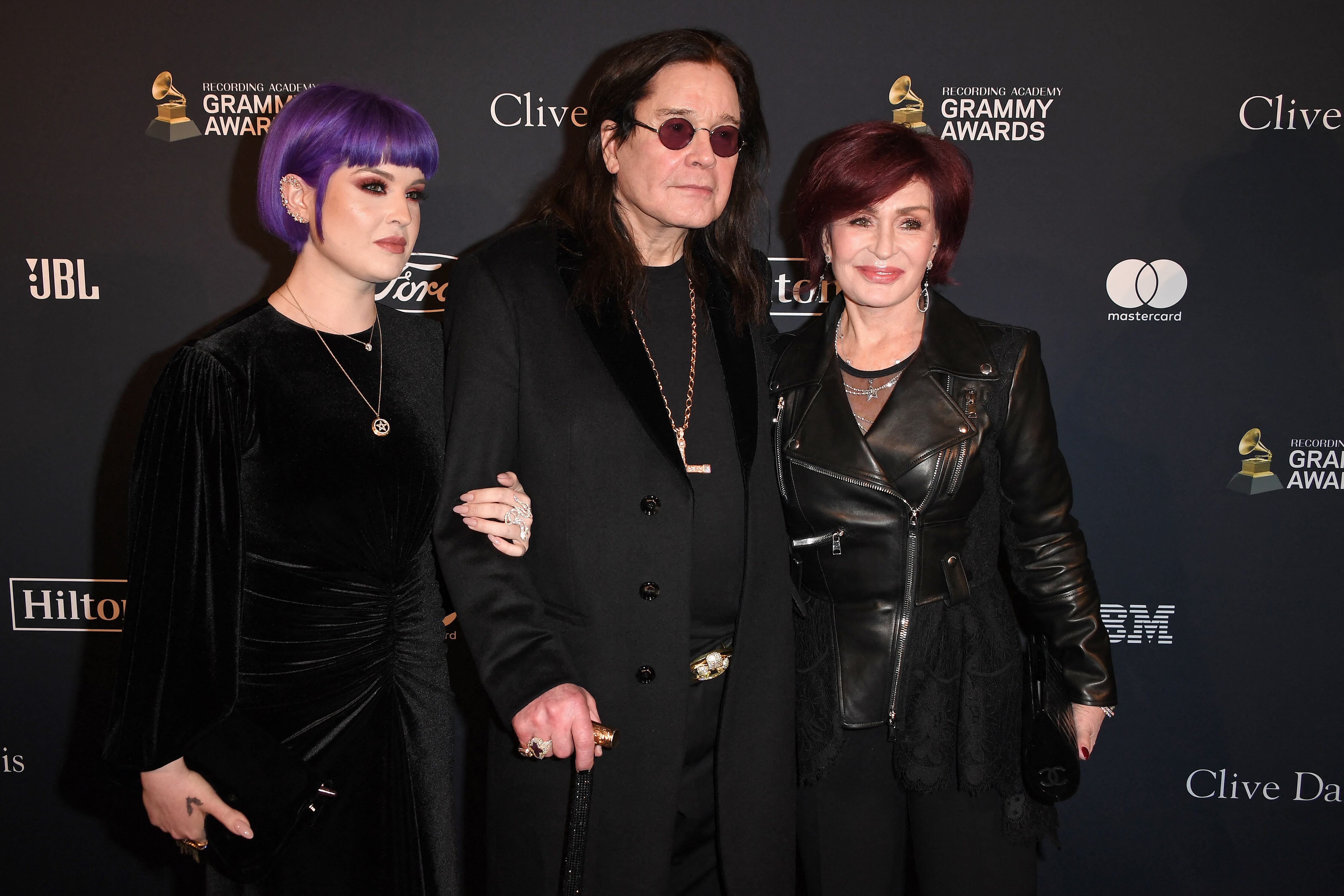 Kelly Osbourne relató una experiencia en la que Sharon le pidió ayuda para contaminar marihuana, reflejando el ambiente crítico en el hogar Osbourne(Photo by Mark RALSTON / AFP)