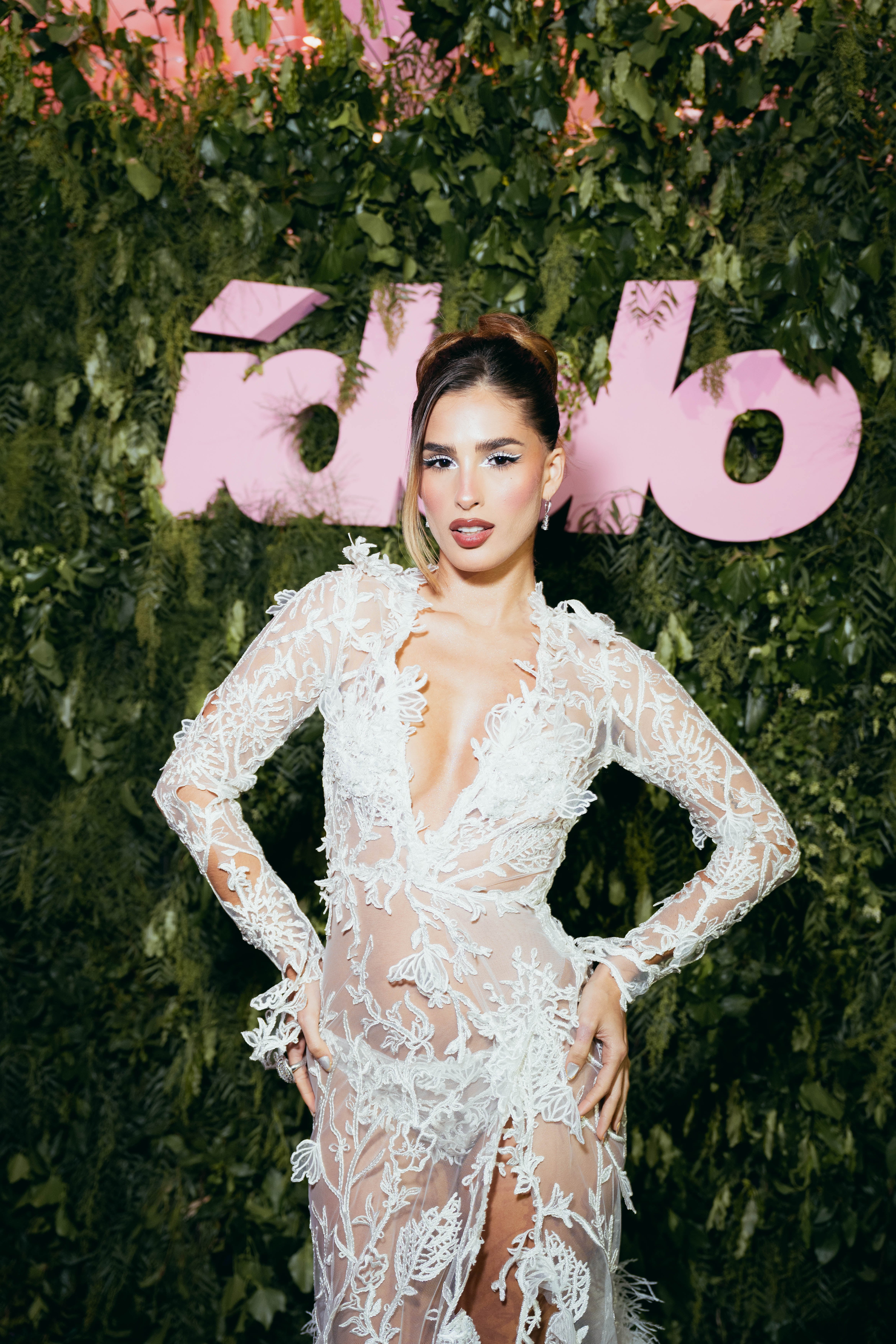 El encaje blanco fue uno de los recursos presentes en la Romantic Carpet de los Premios Ídolo 2026, Julieta Poggio lo llevó en un traje completamente velado de estilo lingerie