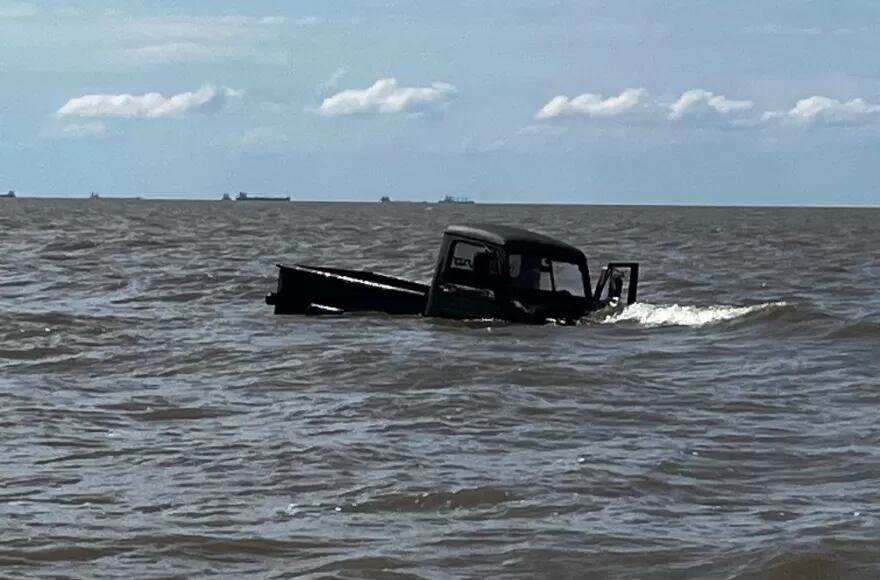 Así quedó la camioneta en el Río de la Plata