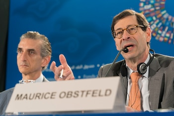 Maurice Obstfeld al presentar un informe como economista jefe del FMI. A su lado, el italiano Gian Maria Milesi-Ferretti
(AFP, IMF, Stephen Jaffe)