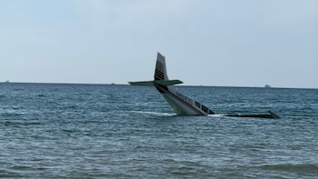 Una joven piloto aterrizó de emergencia en el mar frente a una playa repleta de Florida y salió ilesa