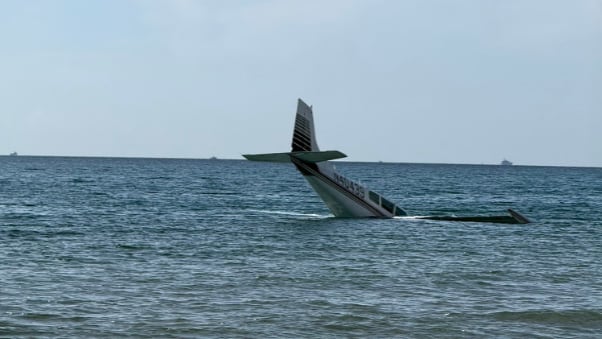 Piloto aterriza de emergencia en el mar frente a una playa de Florida y sale ilesa