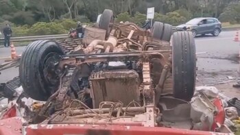 Cerrada la vía al Llano: el volcamiento de un camión dejó un conductor muerto