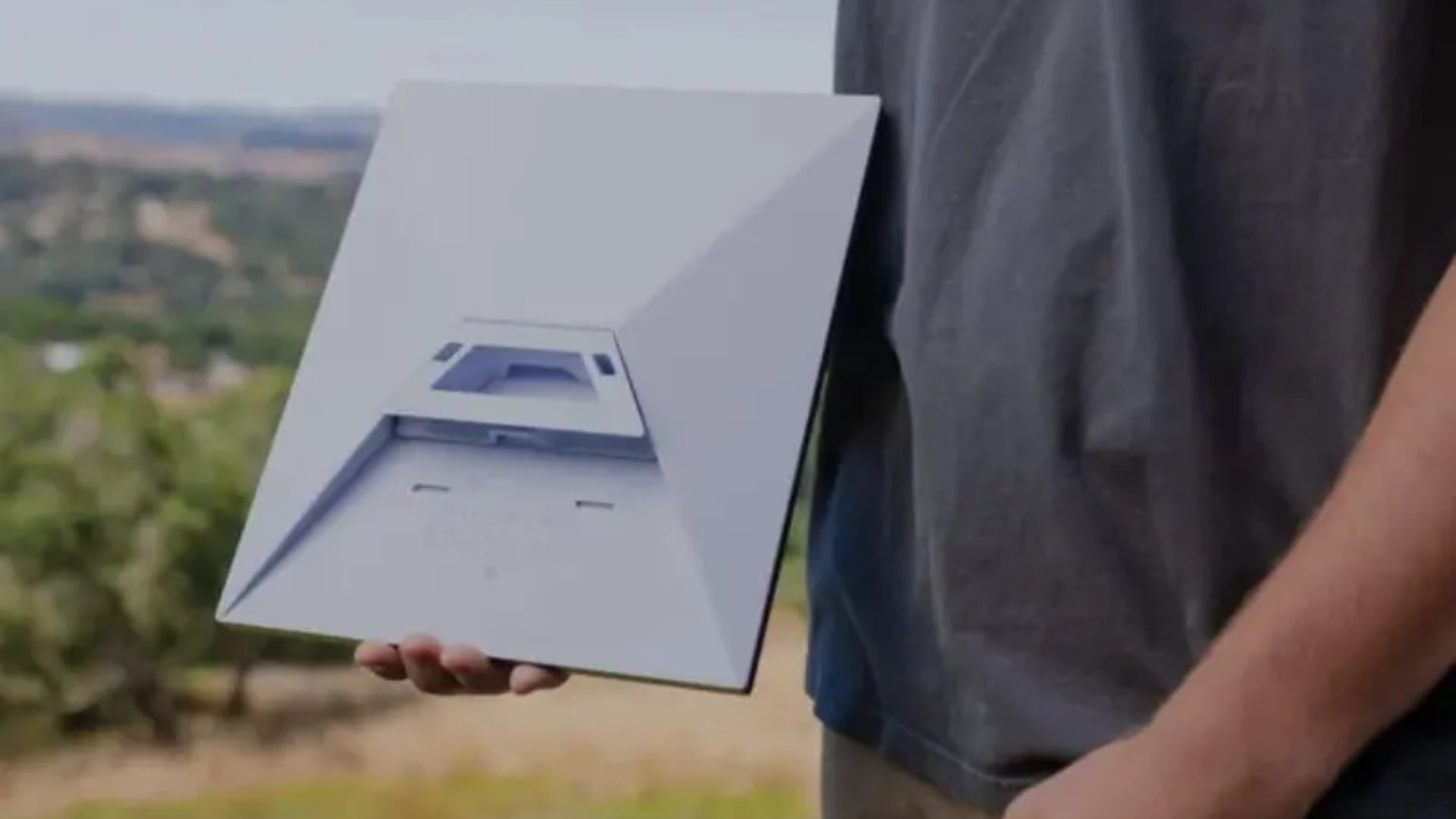 La antena Starlink Mini pesa poco más de 1 kg. (SpaceX)