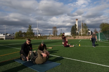 Reservistas finlandeses en un ejercicio en Imatra, mayo de 2025. Solak señala a Finlandia como modelo de resiliencia: "Han desarrollado un sistema de defensa total que va mucho más allá del espacio informativo" (Leonhard Foeger/Reuters)