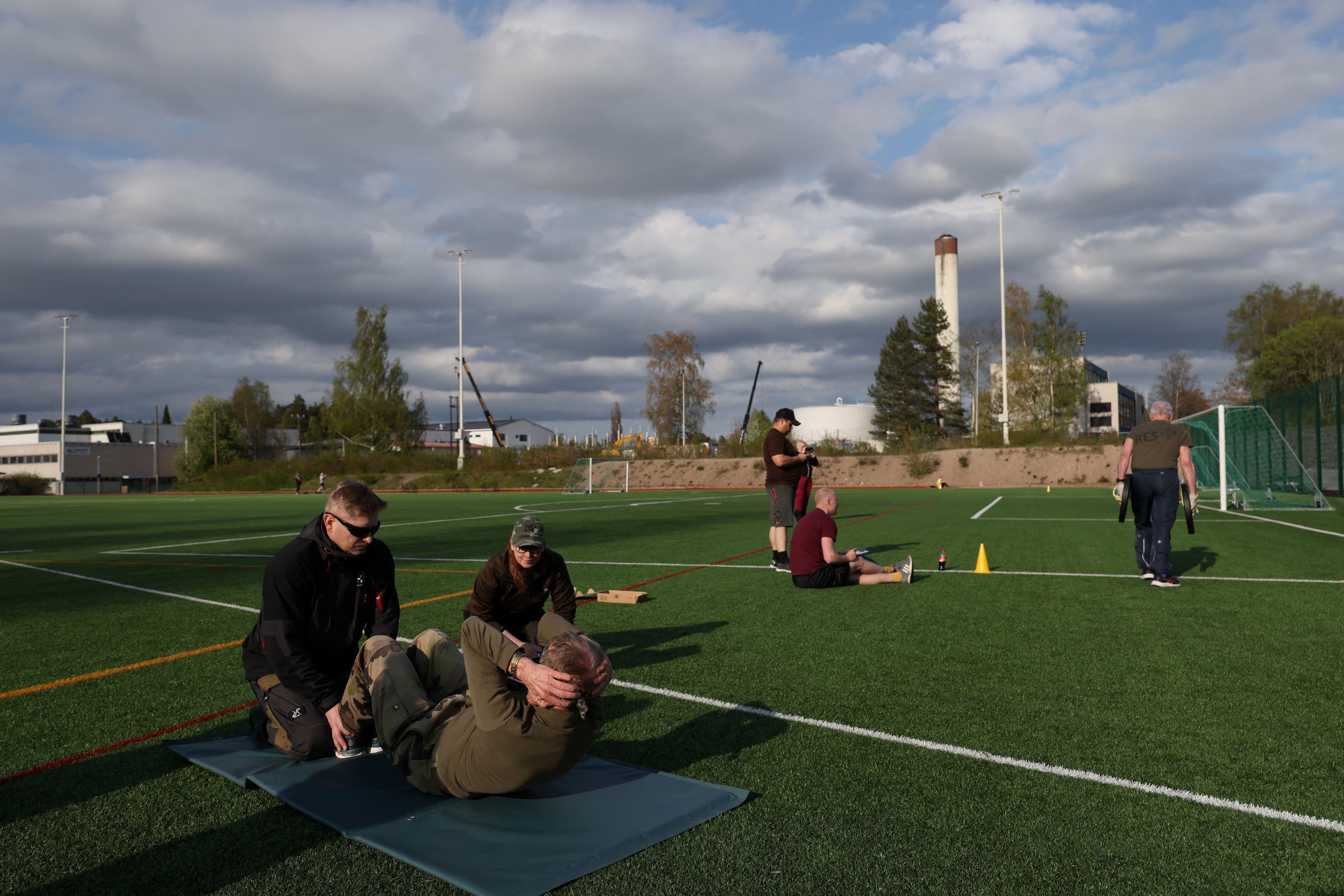Reservistas finlandeses en un ejercicio en Imatra, mayo de 2025. Solak señala a Finlandia como modelo de resiliencia:
