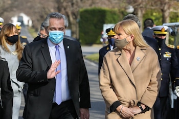 Alberto Fernández junto a la