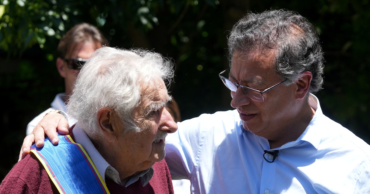 Gustavo Petro condecoró a Pepe Mujica en Uruguay, mientras Laura Sarabia sostenía llamativa bandera: al parecer hubo regaño de por medio - Infobae