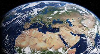 Vista de la Tierra desde el espacio, centrada en Europa, África y Asia, con masas de polvo cubriendo regiones y atmósfera seca, ríos y ciudades visibles.