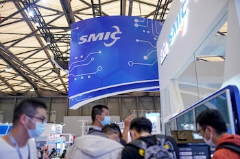 ARCHIVO: Personas visitan un stand de Semiconductor Manufacturing International Corporation (SMIC), en la Exposición Internacional de Semiconductores de China (IC China 2020) en Shanghái, China, el 14 de octubre de 2020 (Reuters)