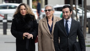 El juez sospecha que se ofreció 50.000 euros a la empresaria que dijo entregar 90.000 en Ferraz para cambiar su versión