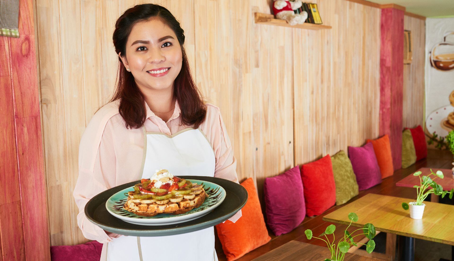 La figura del chef encarna disciplina y humanidad. Es artista y científico, un creador que traduce sentimientos en aromas y transforma ingredientes en experiencias. (Freepik)