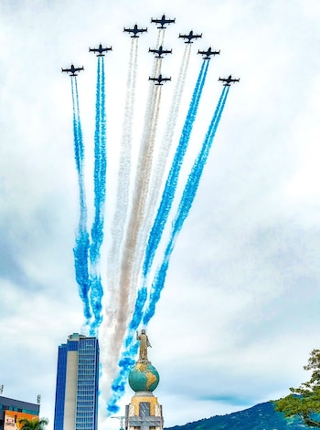 La asistencia masiva de salvadoreños y visitantes internacionales marcó la jornada de celebración de los 205 años de Independencia.