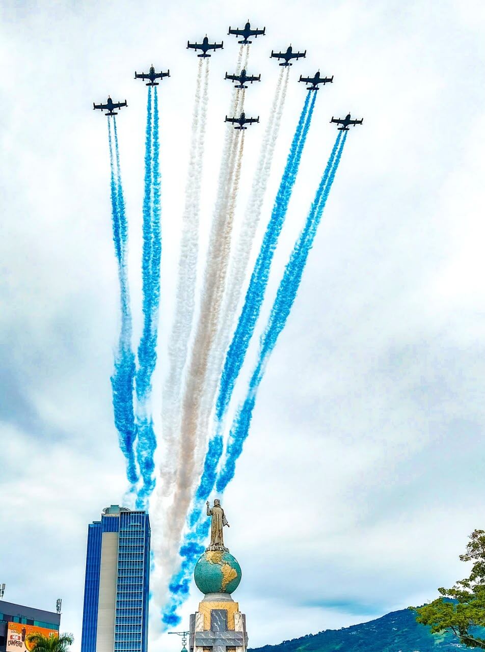 La asistencia masiva de salvadoreños y visitantes internacionales marcó la jornada de celebración de los 205 años de Independencia.