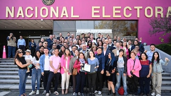 Somos México entrega al INE