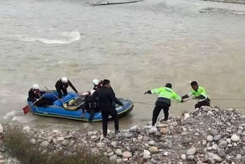 Hallan restos de segunda víctima del despiste de auto que cayó al río Mantaro.