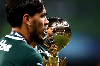 El paraguayo Gustavo Gómez se ve reflejado en el trofeo que ayudó a ganar (REUTERS/Carla Carniel)