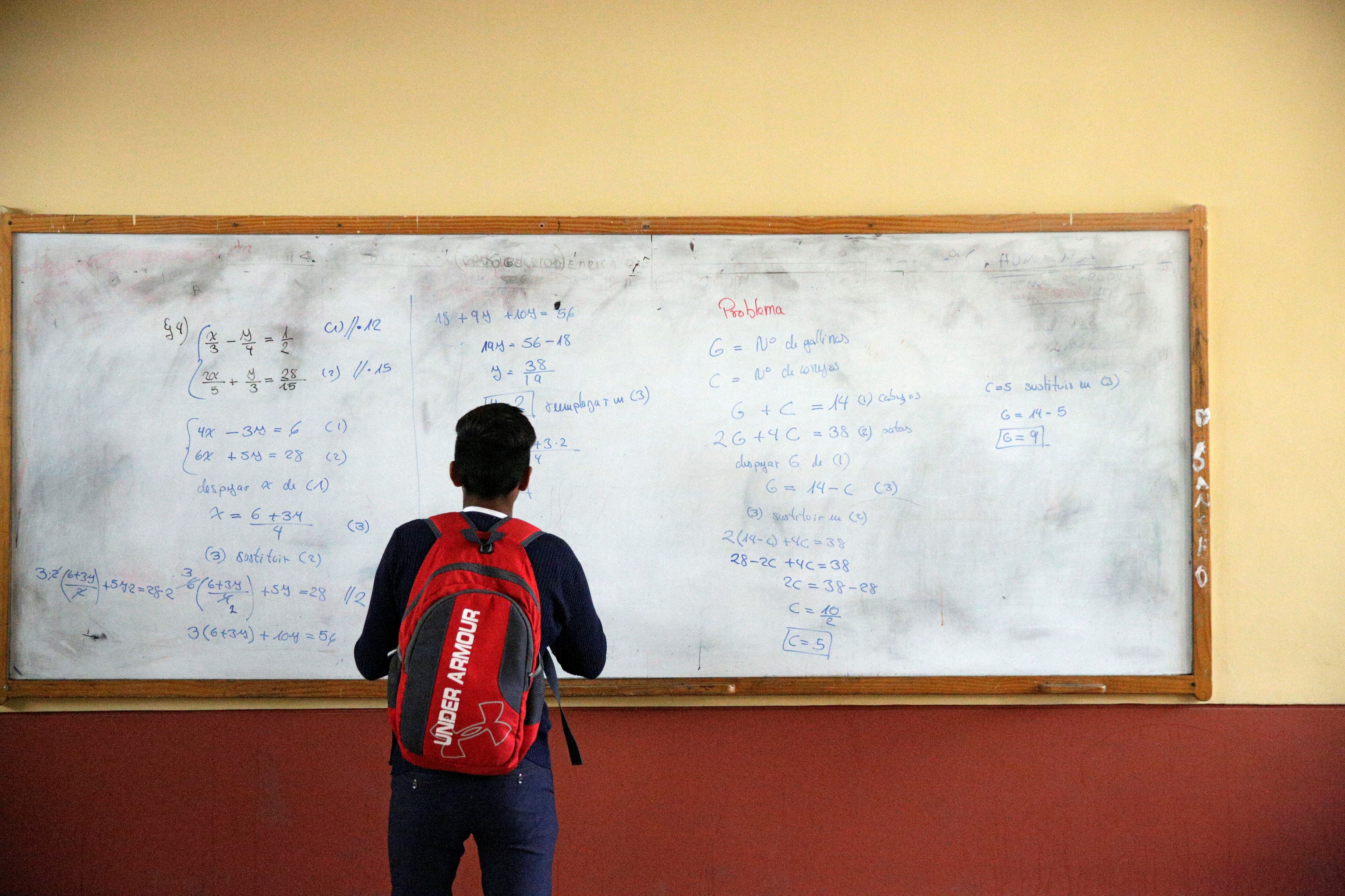 Bolivia prohíbe el uso de celulares y los actos de graduación en escuelas