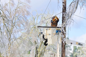 Expertos advierten que sumar generación a gas natural no resuelve las vulnerabilidades del sistema eléctrico ante climas extremos y volatilidad de precios (AP Foto)