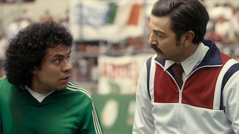 ‘México 86′ pone a Diego Luna como un vendedor de sueños entre la FIFA, el dinero y el poder