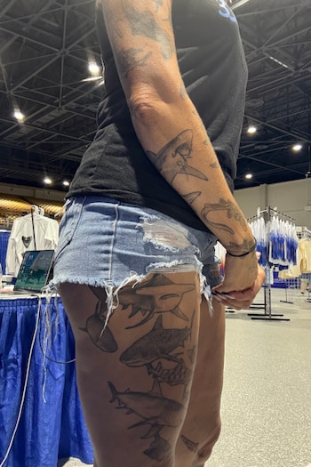 Una bióloga obsesionada con los tiburones bate un récord tras tatuarse un homenaje a cada criatura que conoce