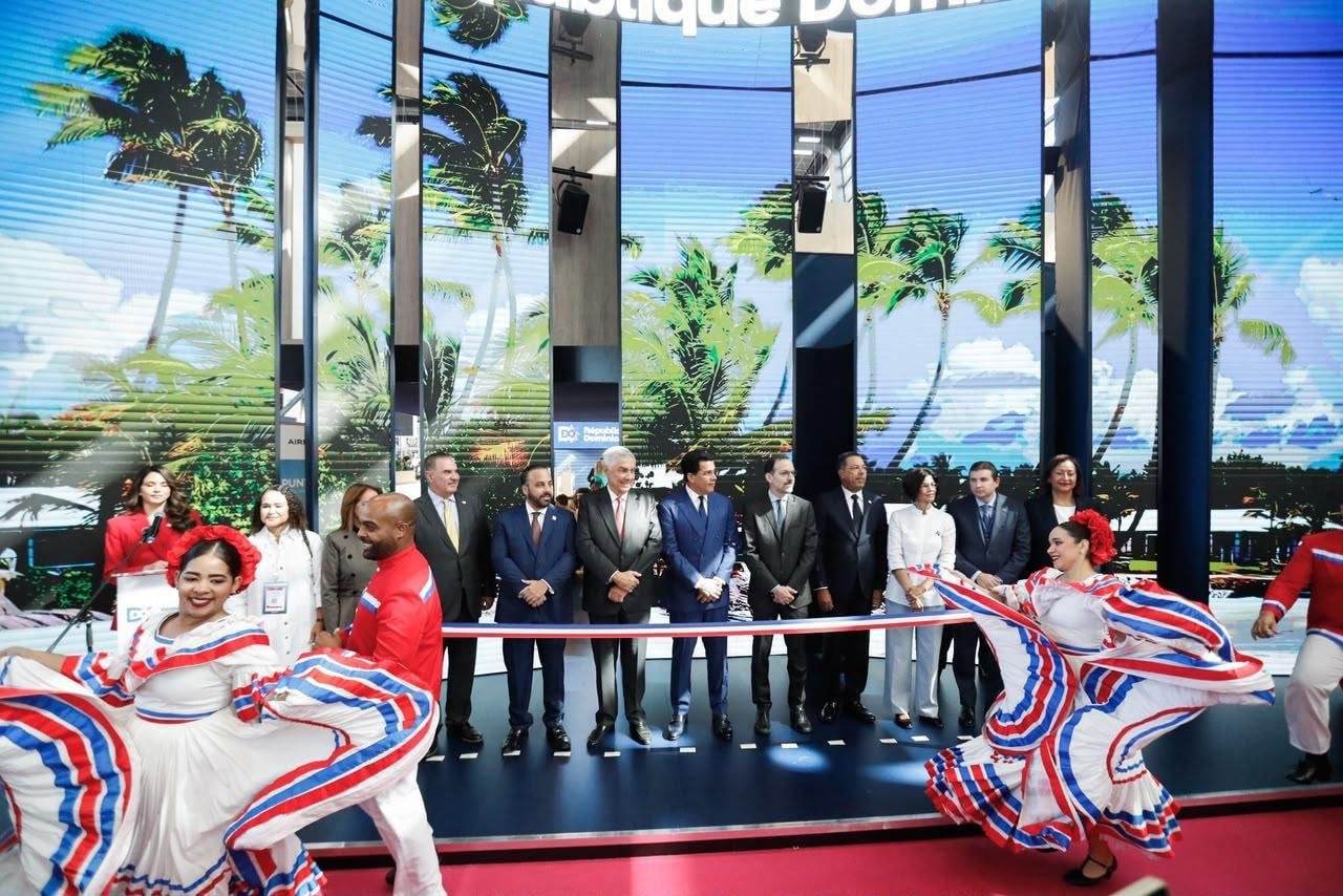 La delegación encabezada por David Collado busca fortalecer las relaciones comerciales con Europa, en especial con Francia, y ampliar los vuelos directos hacia destinos dominicanos. (Foto cortesía)