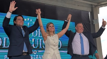 Laura Fernández junto a los