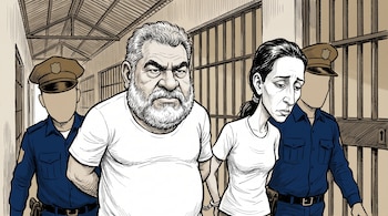 Caricatura de un hombre de barba y una mujer de cabello oscuro, ambos con camisetas blancas y esposados, escoltados por dos policías en un pasillo con rejas.