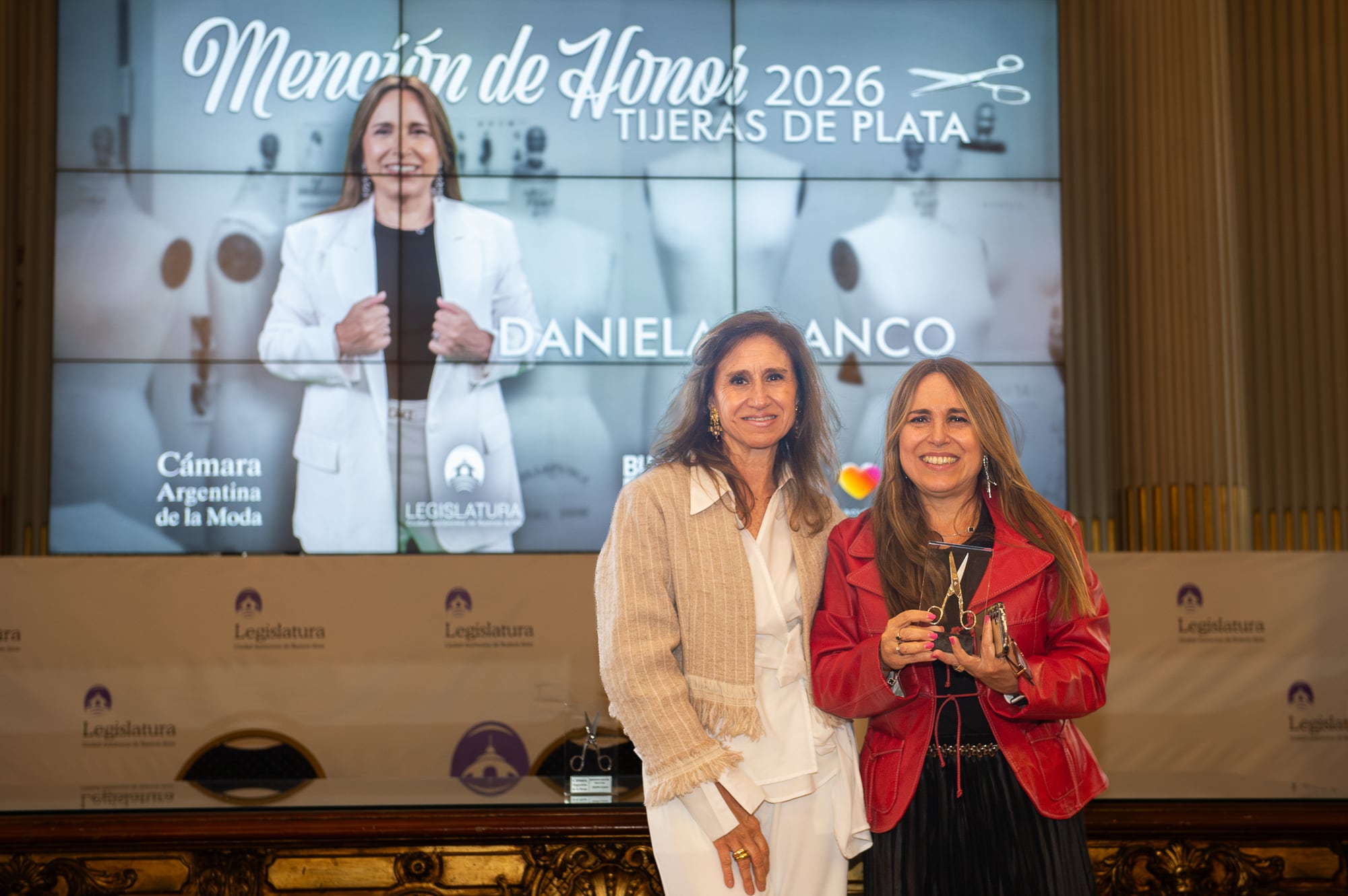 La directora editorial de Infobae, Daniela Blanco, recibió de manos de María Alicia Battagliotto, secretaria general de la Cámara Argentina de la Moda, la Mención de Honor Tijeras de Plata 2026 por su trayectoria en el periodismo y la difusión del diseño argentino