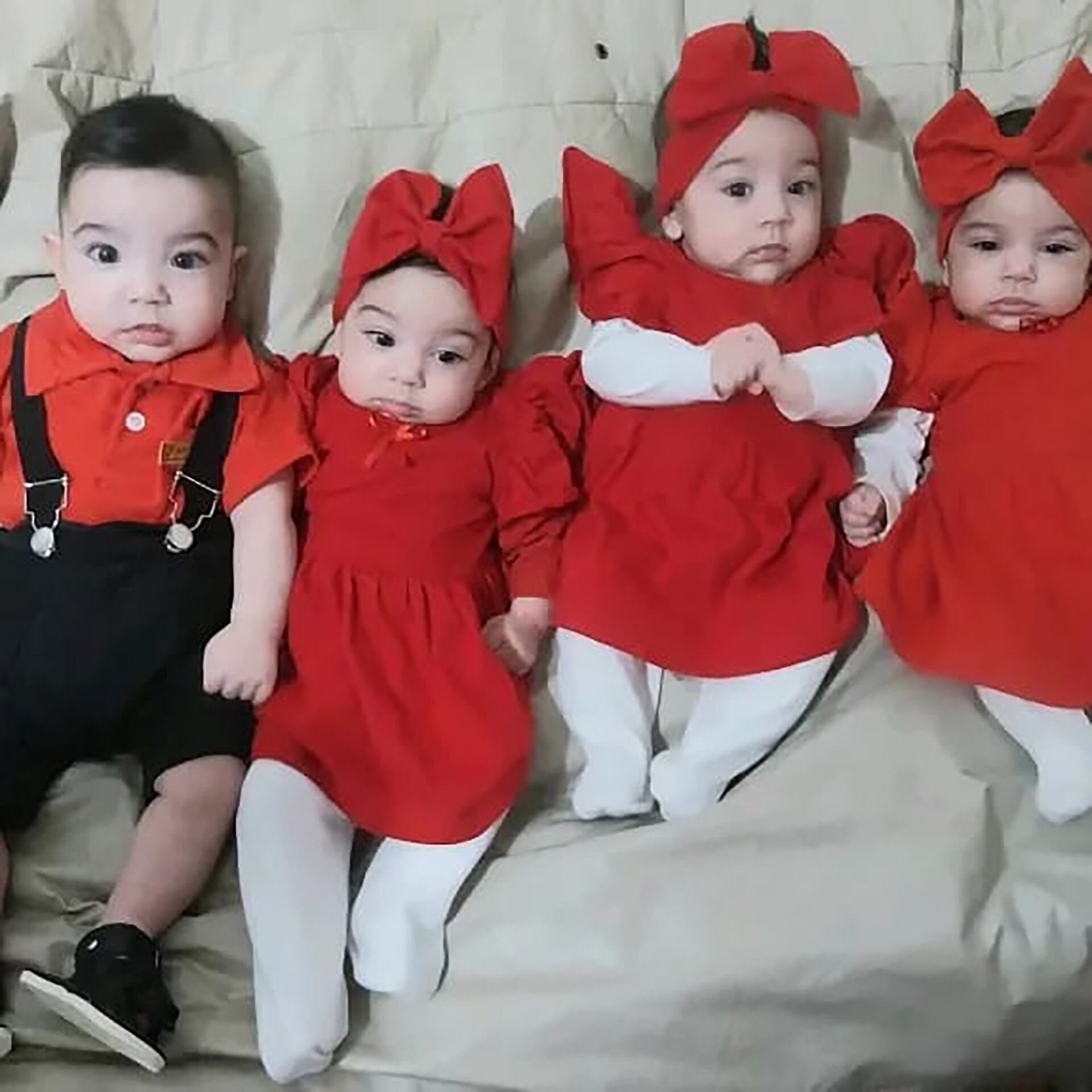 Mediante una cesárea programada llegaron al mundo Laura (1,300 kg), Angeline (1,425 kg), Victoria (1,370 kg) y el tan esperado Jordán (1,670 kg)