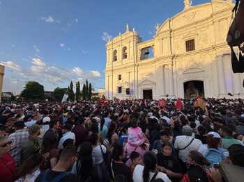 Devotos participan en la procesión de la Gritería Chiquita, entonando cantos y rezos frente a sagrarios, una costumbre que recuerda la promesa hecha por los habitantes de León durante la emergencia volcánica de 1947./ (Esteban Noguera/ Canal 6 Nicaragua)